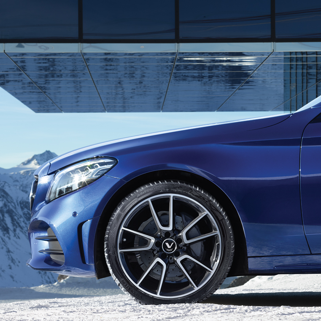 Korte remweg op natte wegen