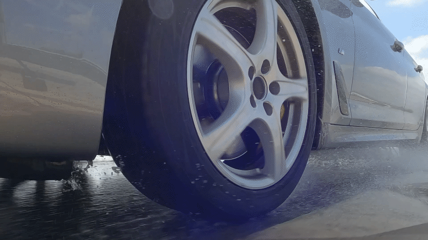 GIF d'une voiture roulant sur route humide, puis s'arrêtant en toute sécurité, avec des gros plans sur le pneu Vredestein Ultrac Pro en action.