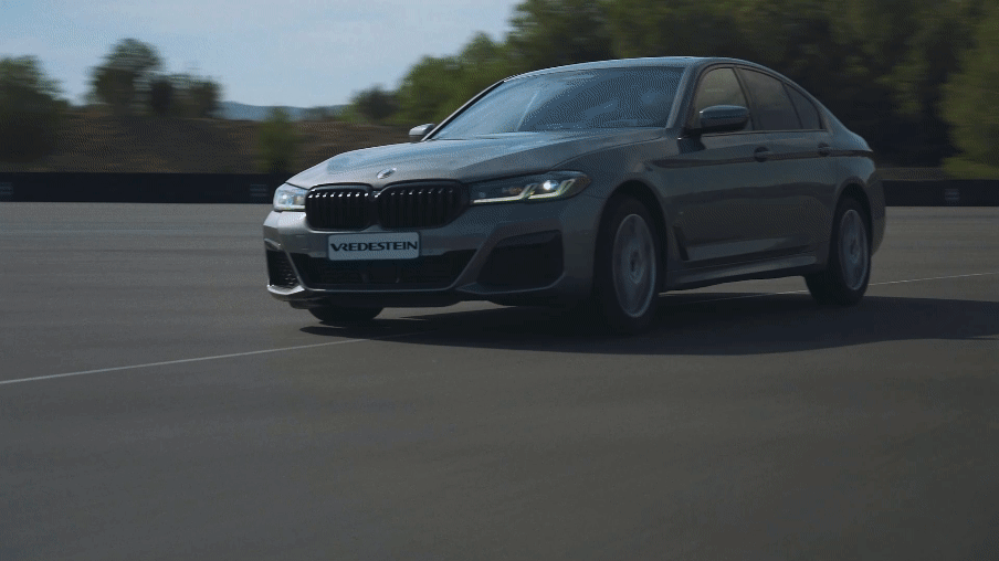 GIF d'une voiture roulant en alternance sur des routes sèches et humides, avec des gros plans sur le pneu Vredestein Ultrac Pro en action.
